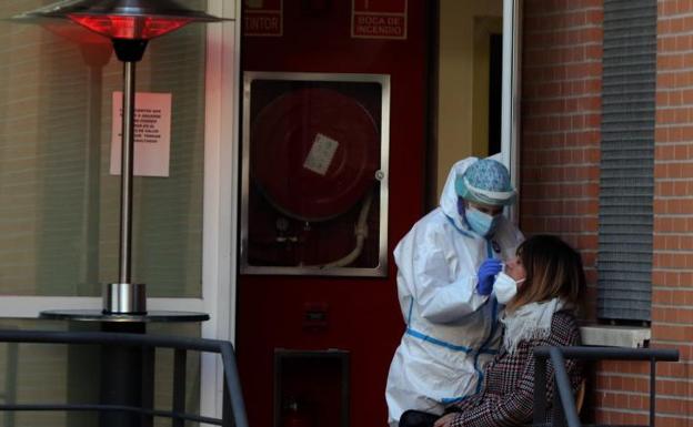 Catorce centros de salud de Valladolid instalan calefacción para tomar las muestras a la intemperie