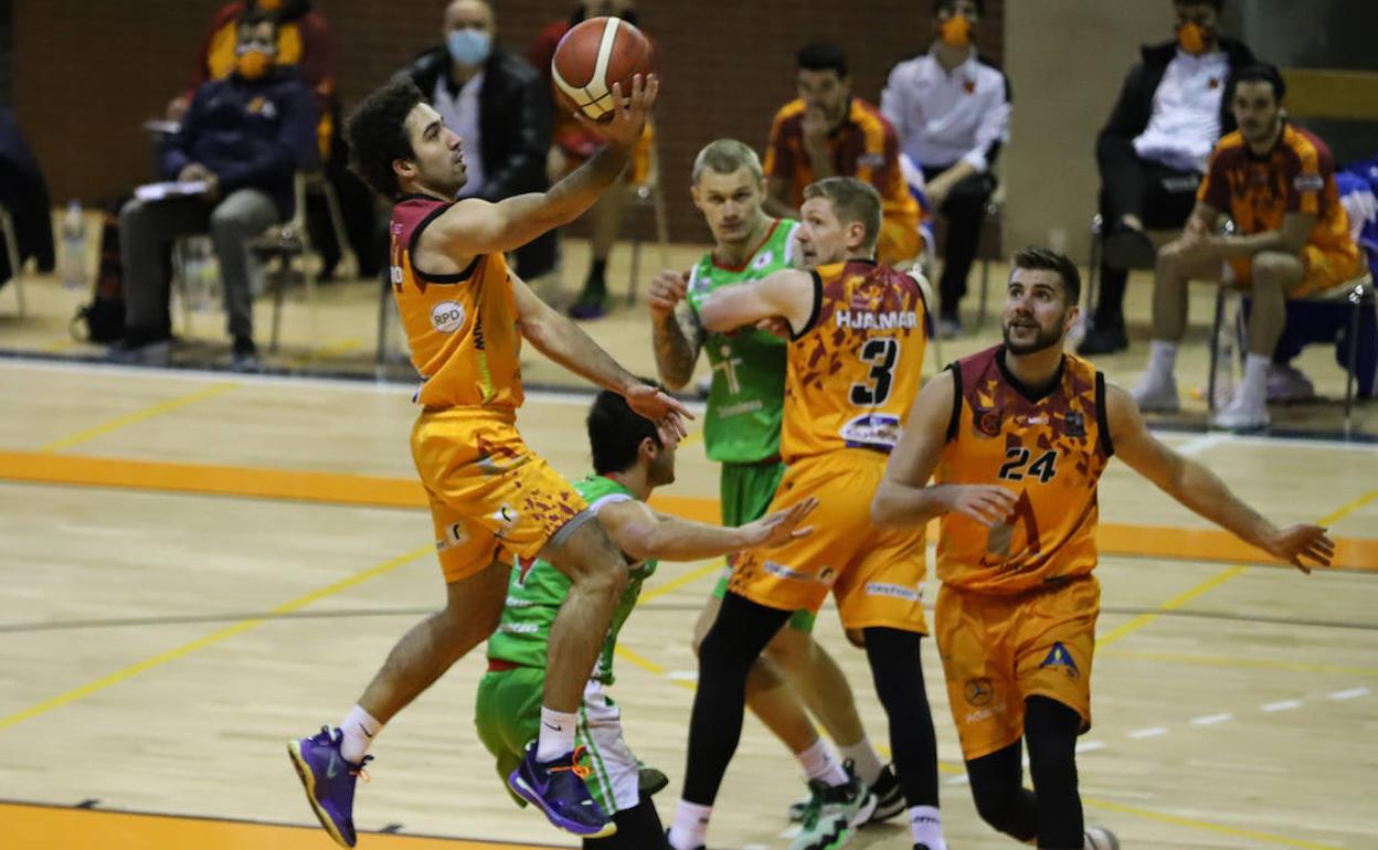 Arturo Cruz entra a canasta ante la mirada de Illikainen (24), los dos mejores de Aquimisa, ante el Zornotza. 