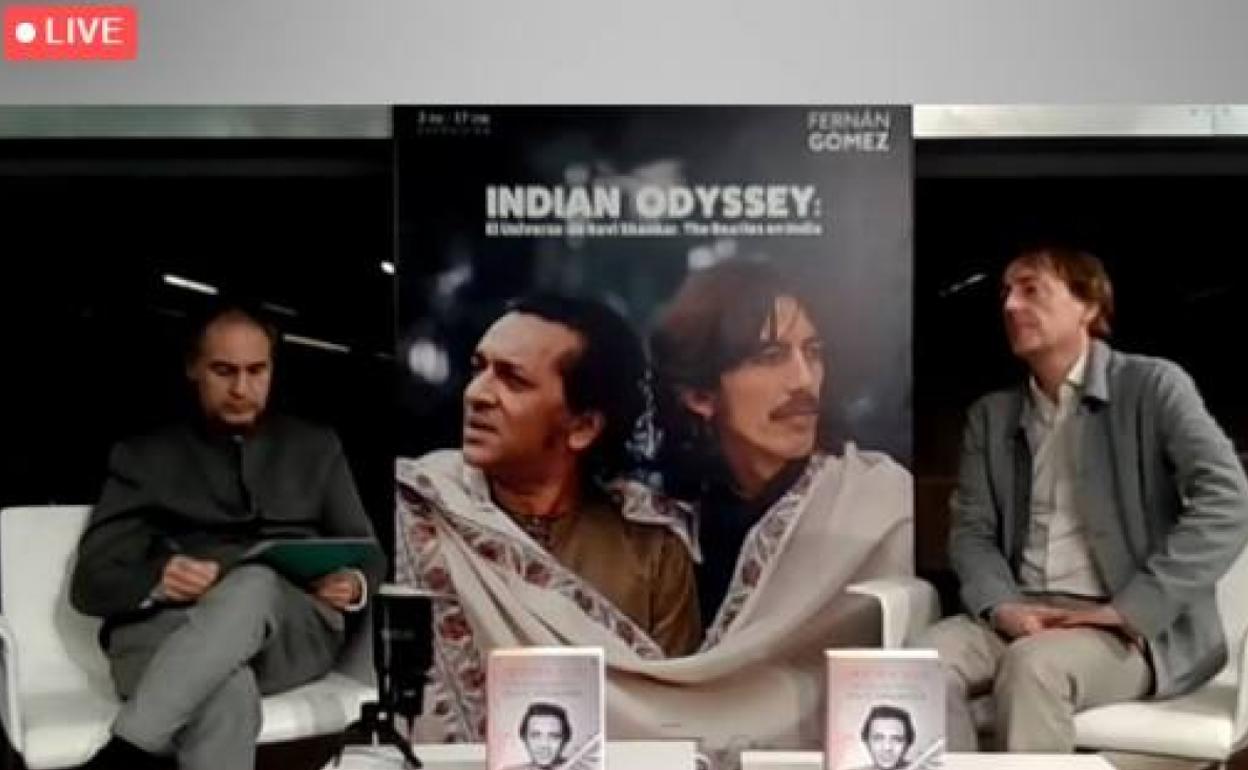 Oliver Craske, con Guillermo Rodríguez, director de la Casa de la India.