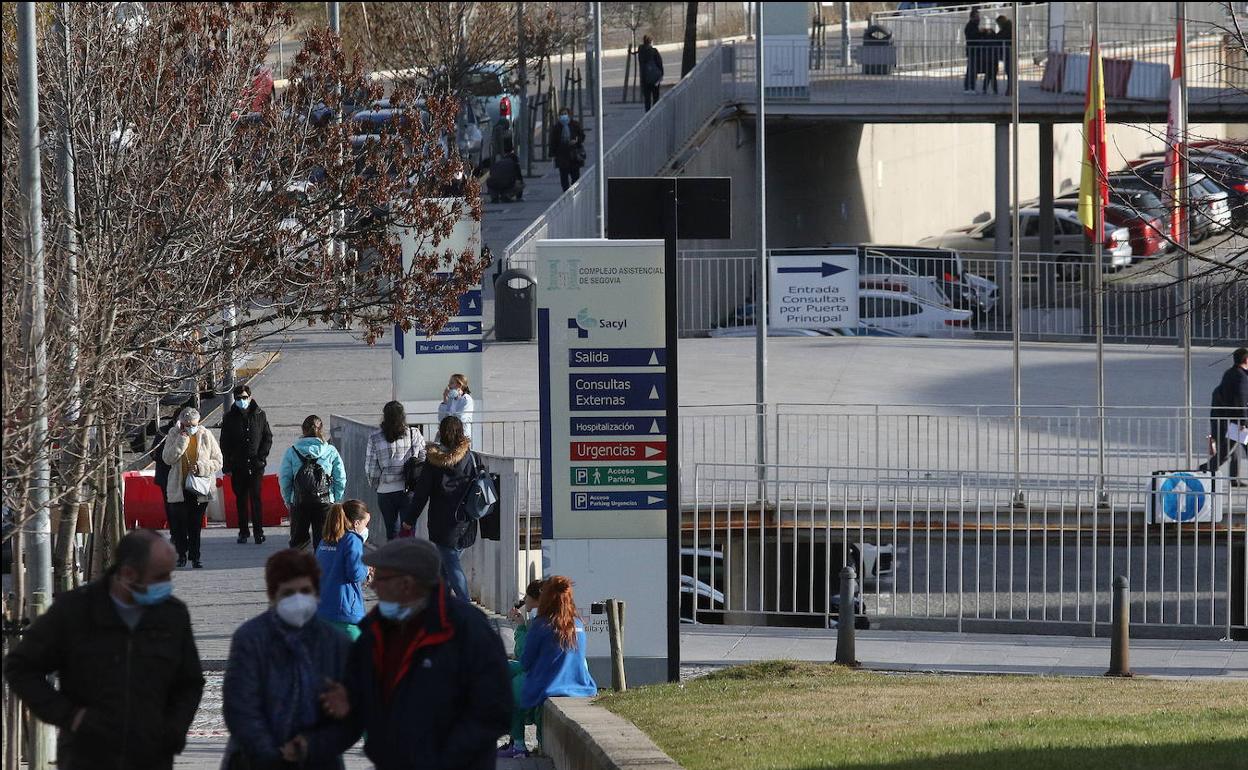 Tránsito de usuarios en las inmediaciones del Hospital General de Segovia.