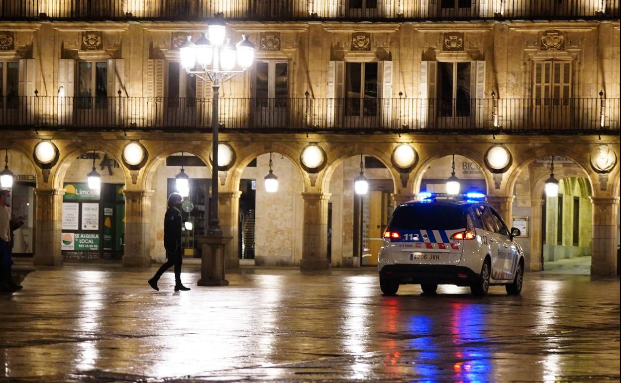 Vehículo policial en la Plaza Mayor de Salamanca.