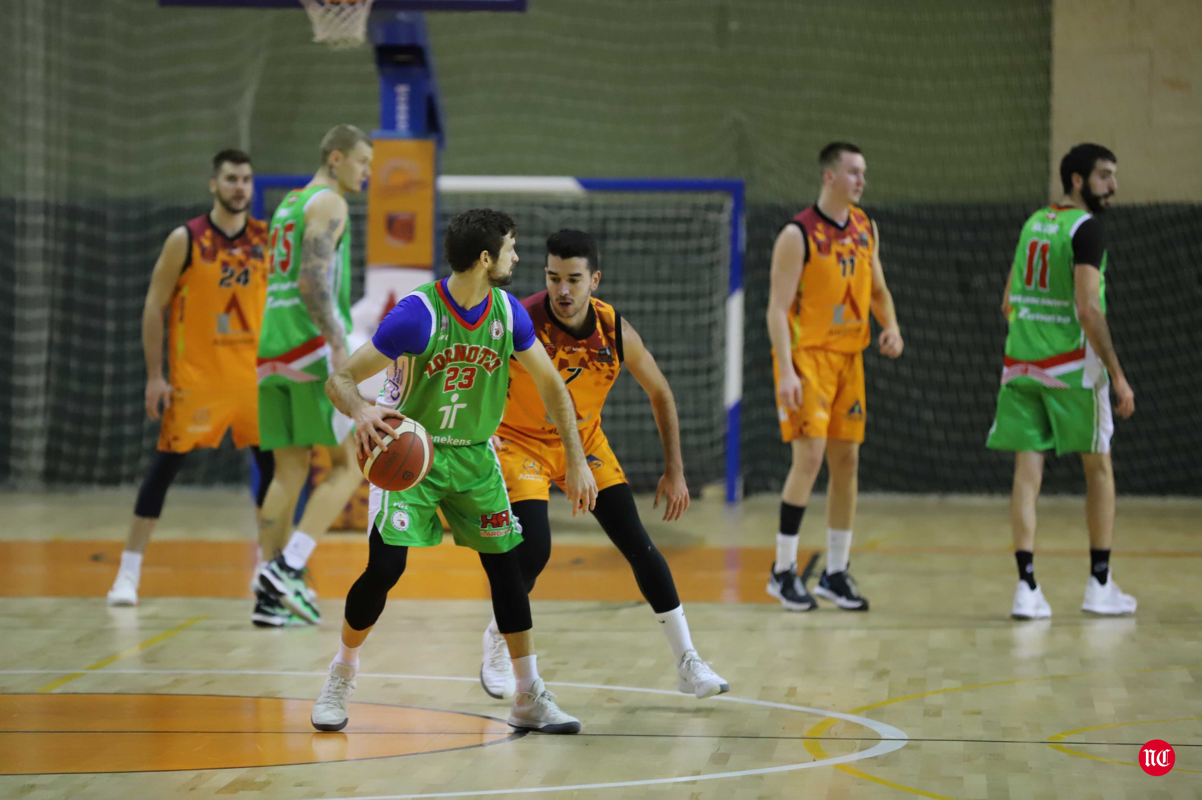 Fotos: El Zornotza pone fin a la imbatibilidad del Aquimisa Carbajosa en casa (75-87)