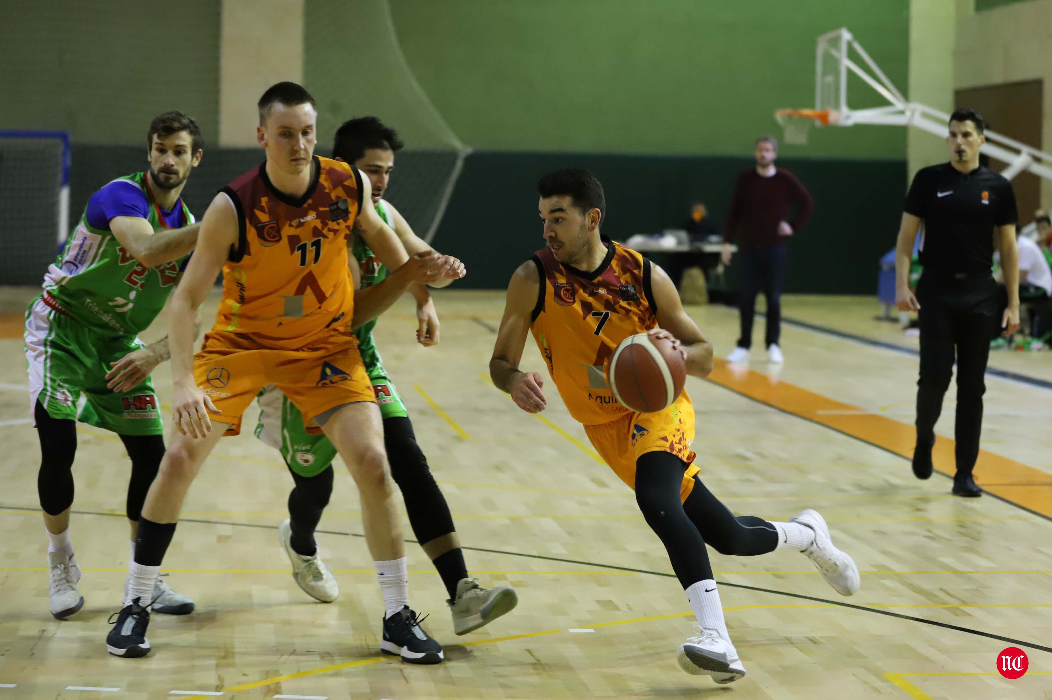 Fotos: El Zornotza pone fin a la imbatibilidad del Aquimisa Carbajosa en casa (75-87)