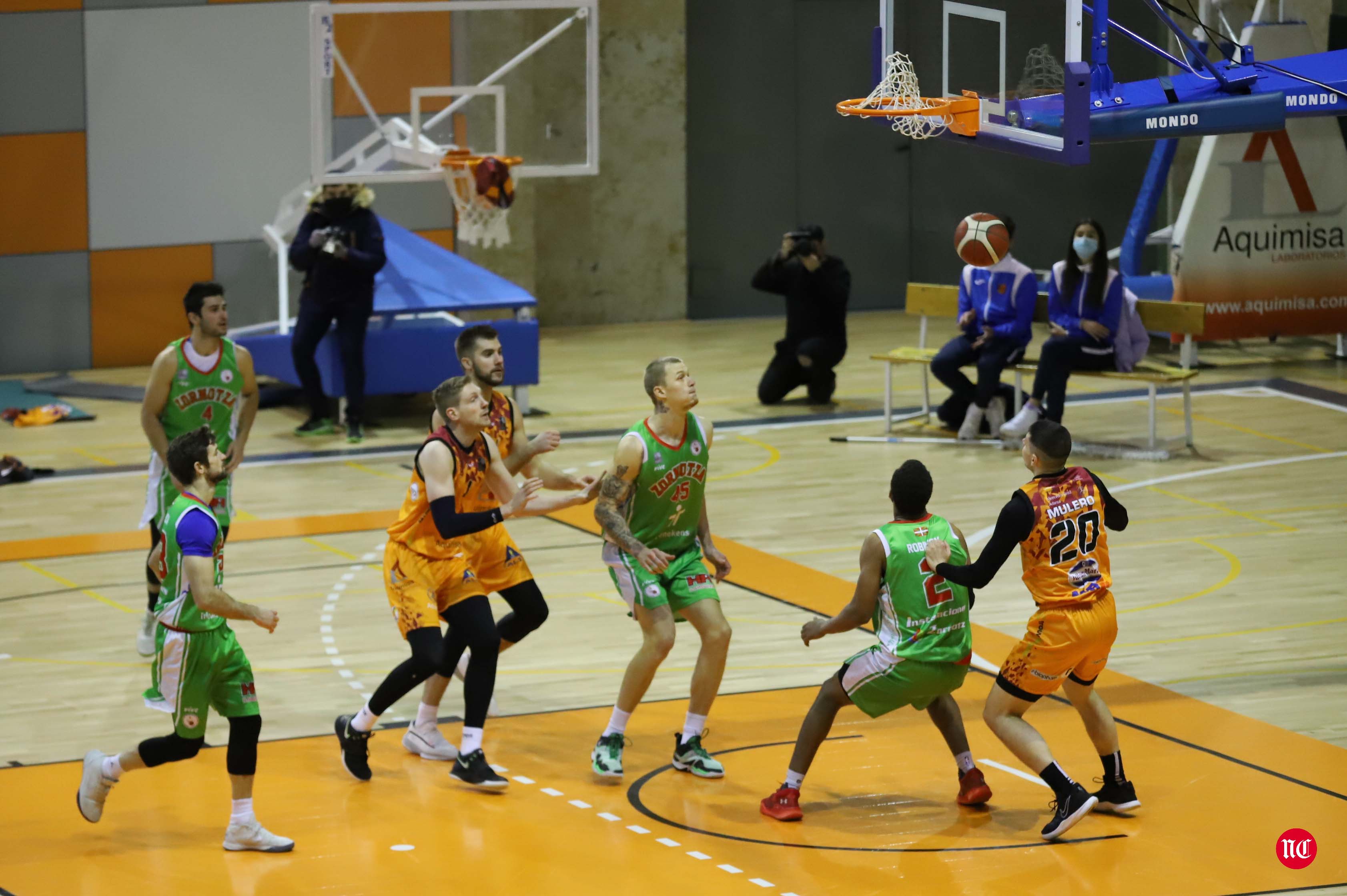 Fotos: El Zornotza pone fin a la imbatibilidad del Aquimisa Carbajosa en casa (75-87)