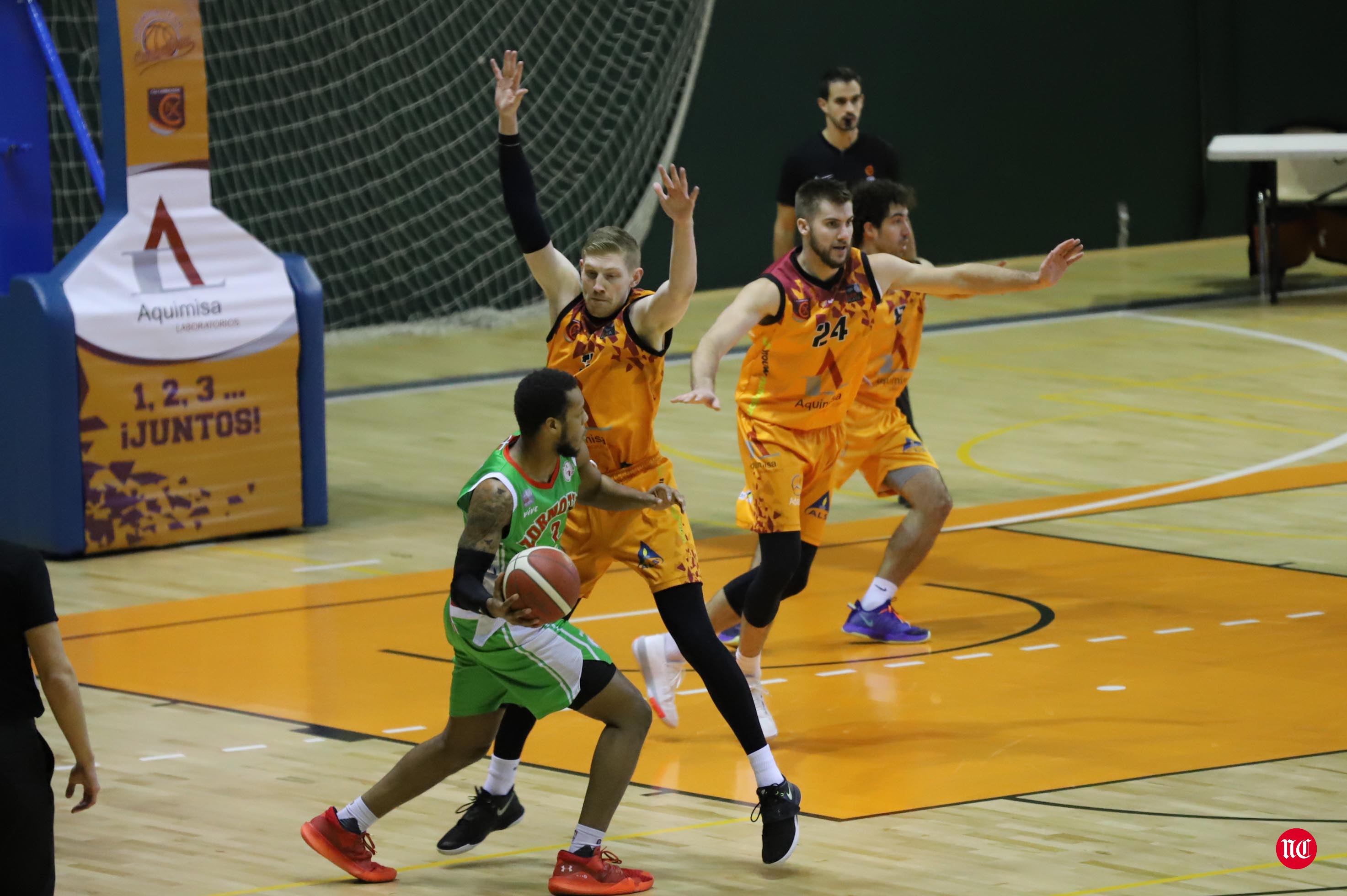 Fotos: El Zornotza pone fin a la imbatibilidad del Aquimisa Carbajosa en casa (75-87)