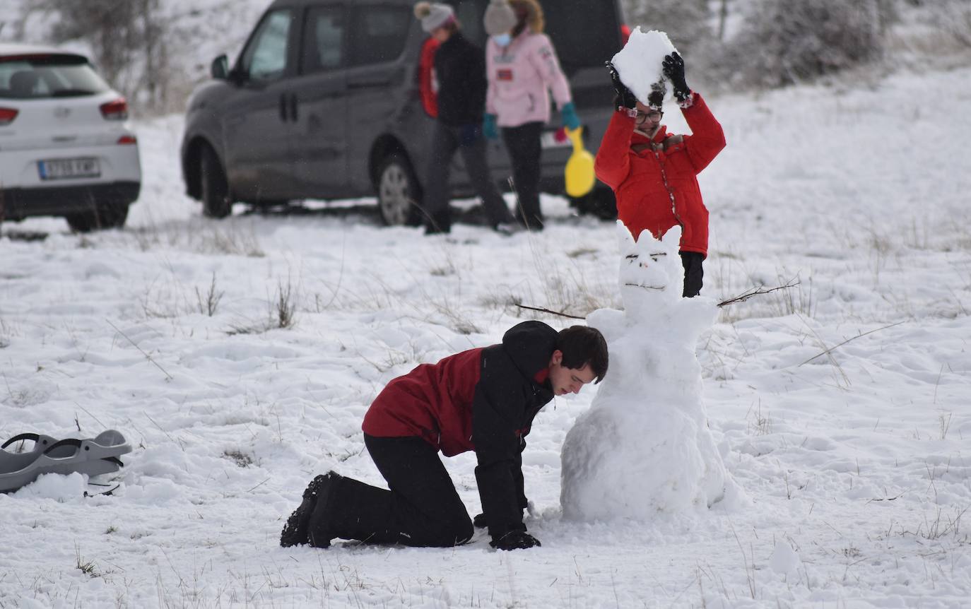 La nieve convierte Brañosera en zona de juegos en familia
