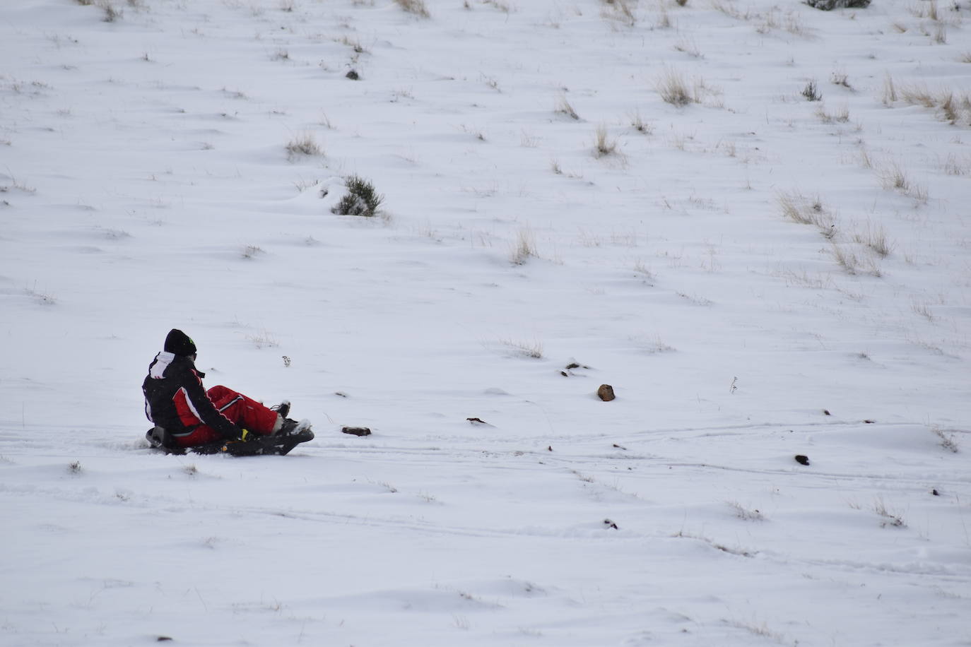 La nieve convierte Brañosera en zona de juegos en familia