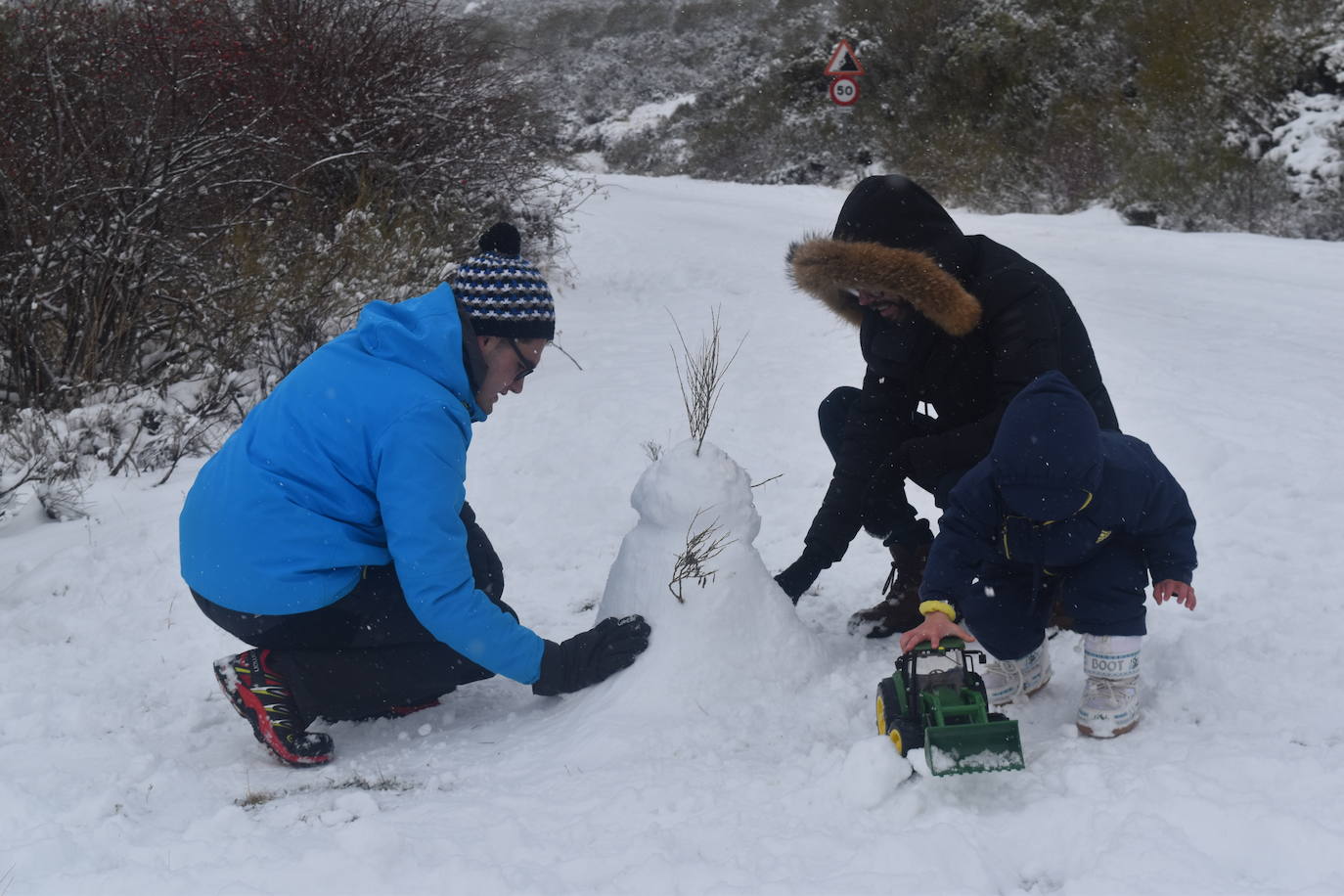 La nieve convierte Brañosera en zona de juegos en familia