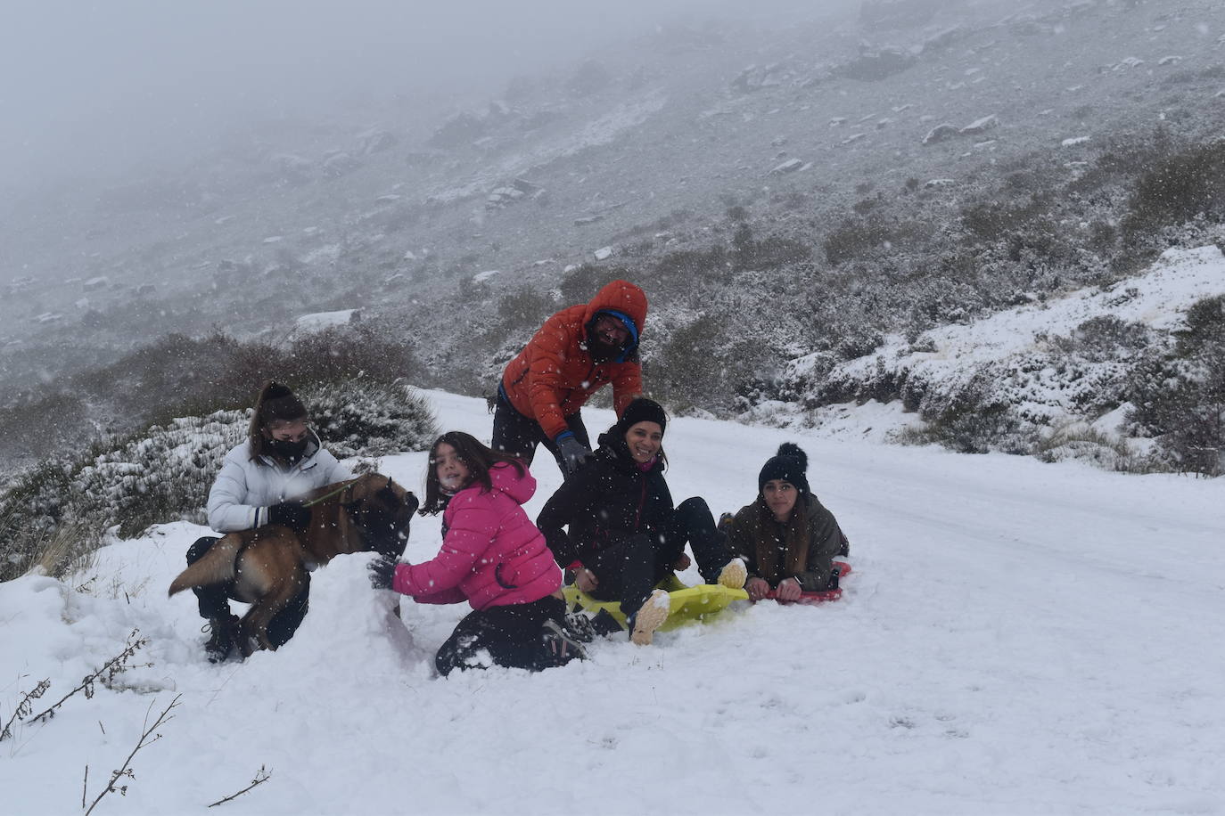 La nieve convierte Brañosera en zona de juegos en familia