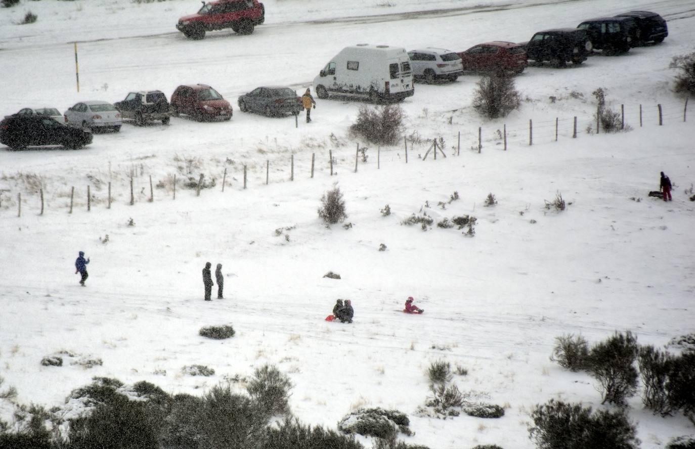 La nieve convierte Brañosera en zona de juegos en familia