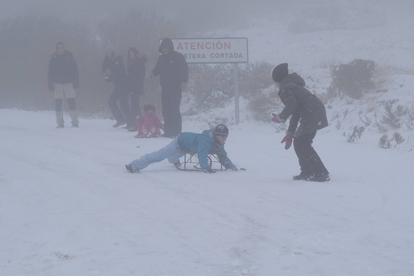 La nieve convierte Brañosera en zona de juegos en familia