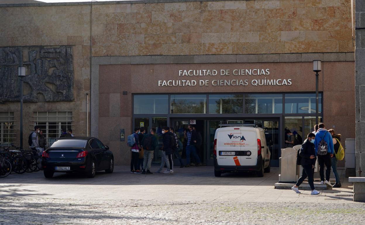 Estudiantes universitarios en las puertas de su facultad.