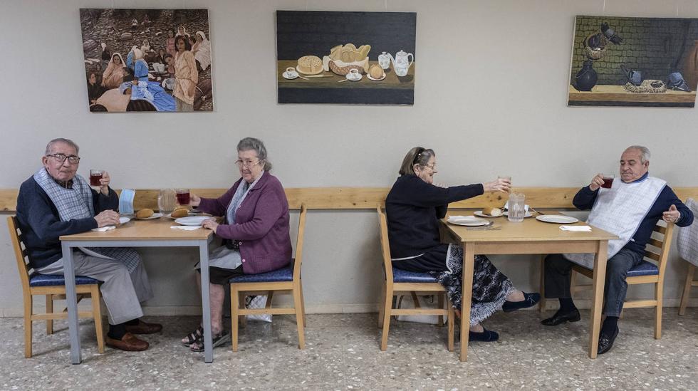 Usuarios del comedor principal del centro se disponen a degustar el cocido que tienen de menú.