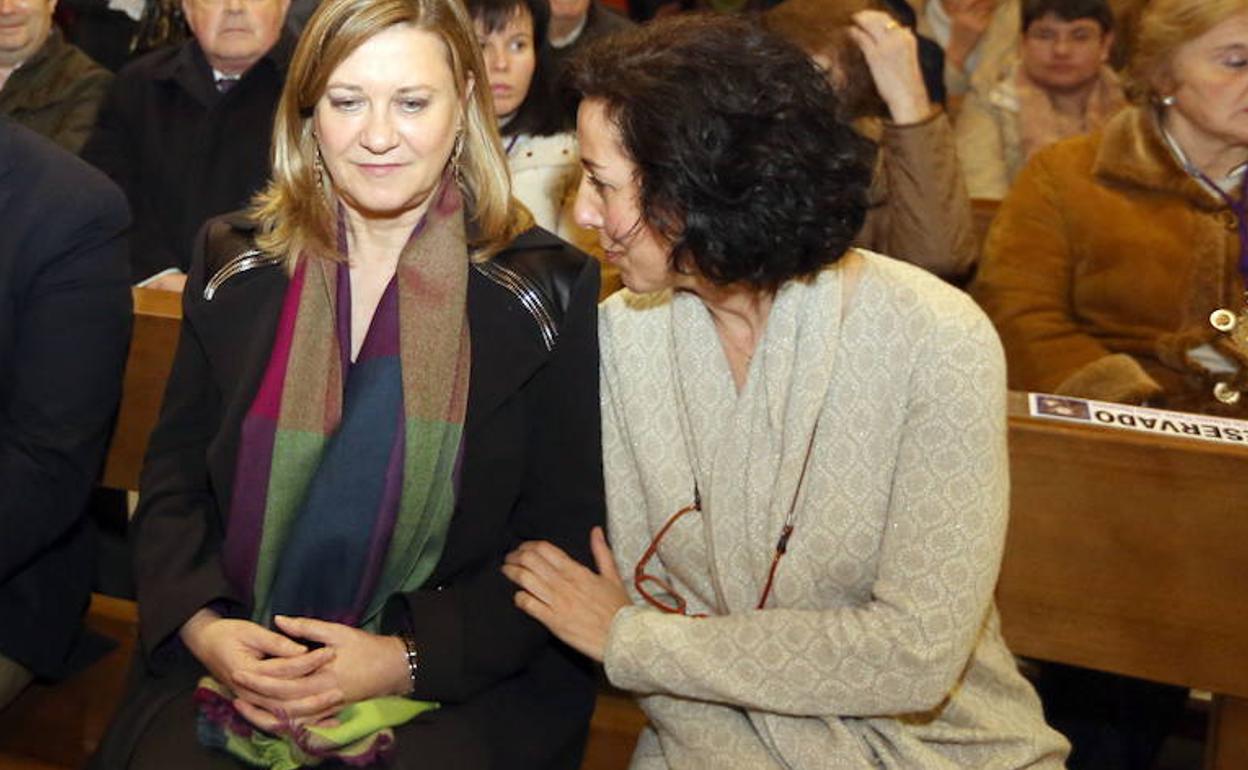 Pilar del Olmo y Mercedes Cantalapiedra en un acto religioso en Valladolid.