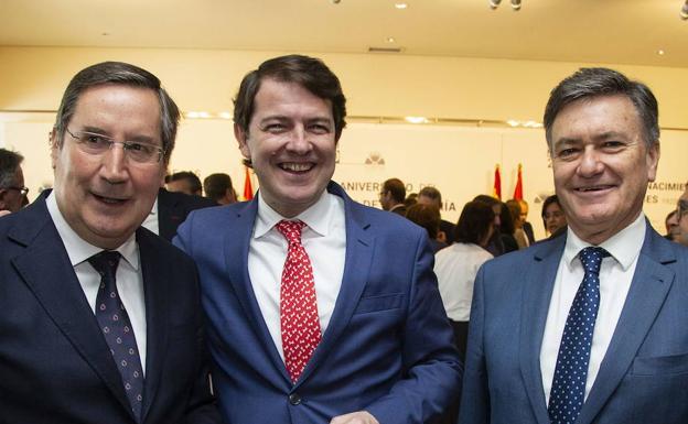 Pedro Viñarás, Alfonso Fernández Mañueco y Francisco Vázquez, en un acto oficial en las Cortes de Castilla y León.