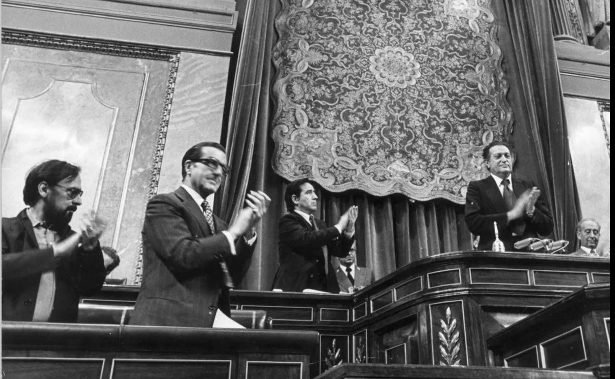 Diputados de la Mesa del Congreso aplauden tras la aprobación de la Constitución en 1978. 