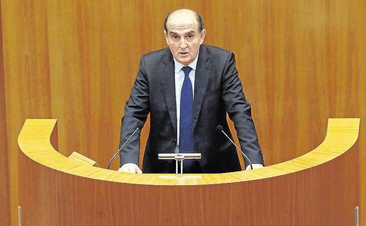 El procurador del común, Tomás Quintana, expone el informe anual 2019 en las Cortes de Castilla y León.