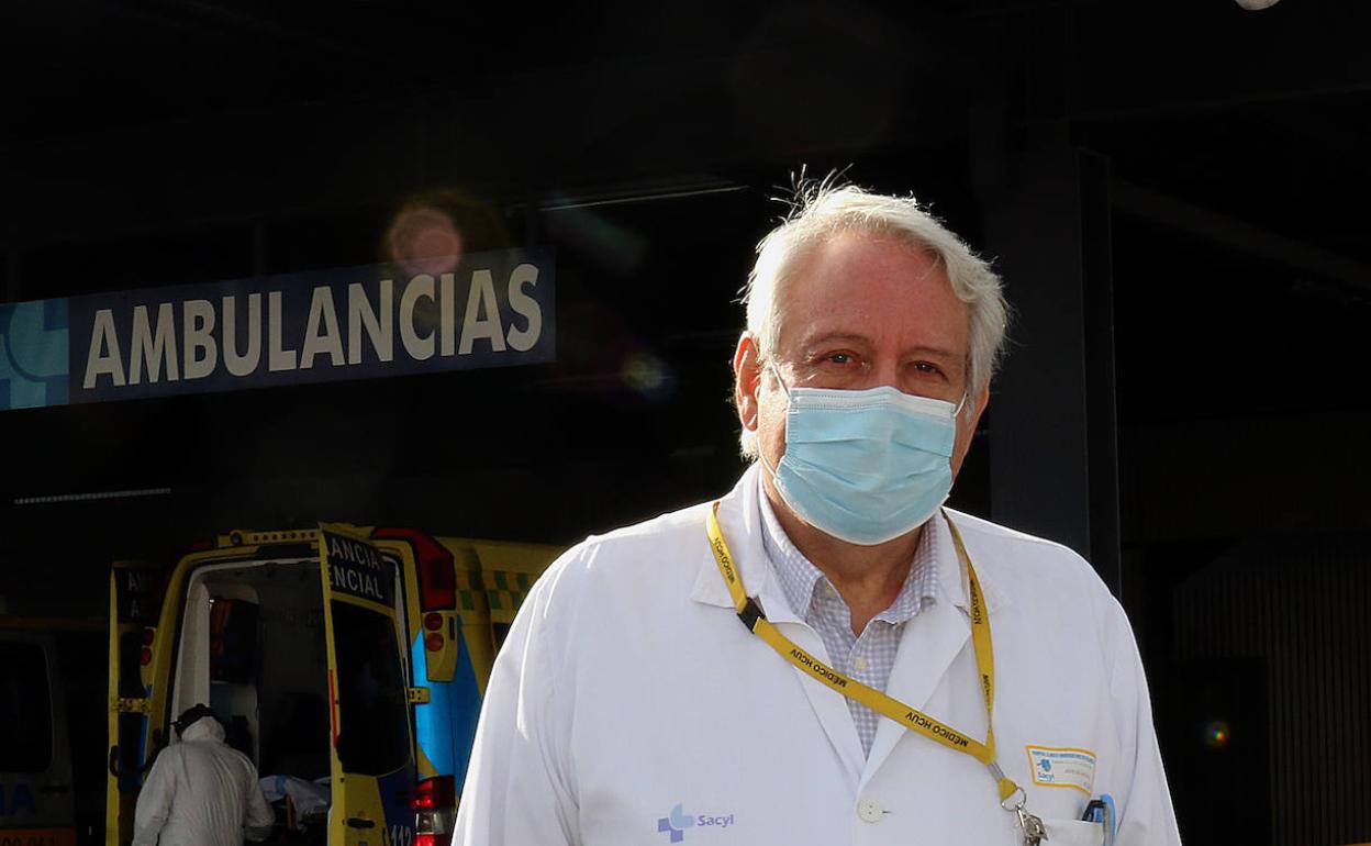 El doctor Fernando Uribe, en las puertas del HospitalClínico de Valladolid. 