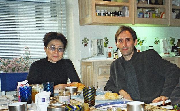 Chema Ríos, nieto del maestro, desayunando en casa de Yoko Ono.