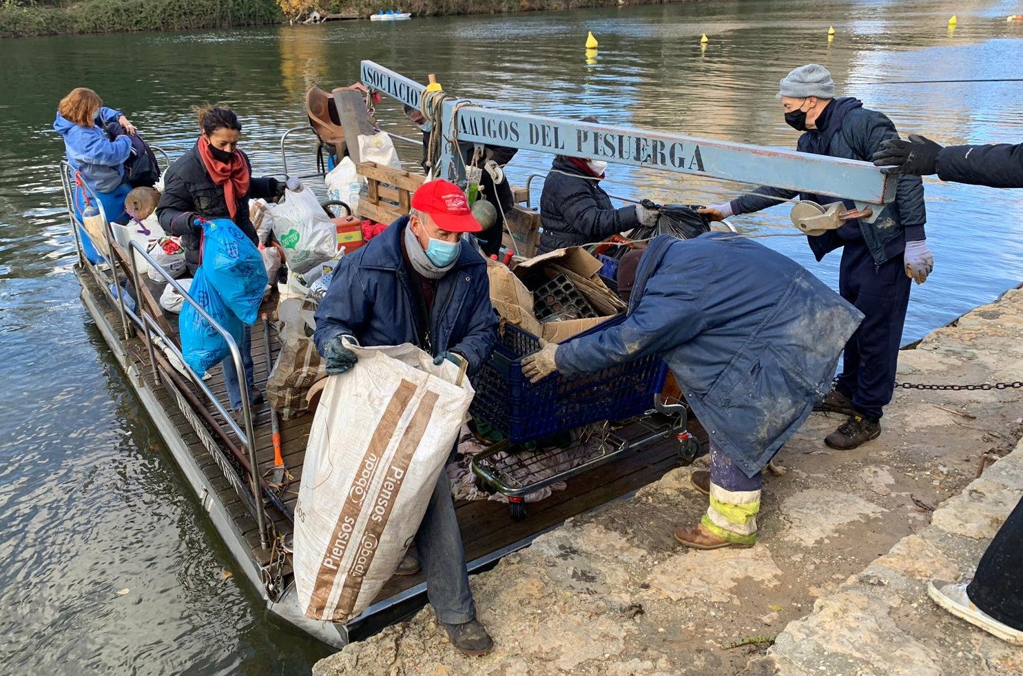 Fotos: La Asociación Cultural &#039;Amigos del Pisuerga&#039; da por concluida la campaña de este año de limpiezas