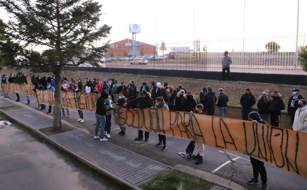 Seguidores del Salamanca UDS en los alrededores del Helmántico. 