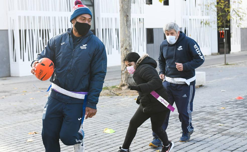 Kalokalo se zafa de una perseguidora, a la que acompaña Mario Barandiarán. 