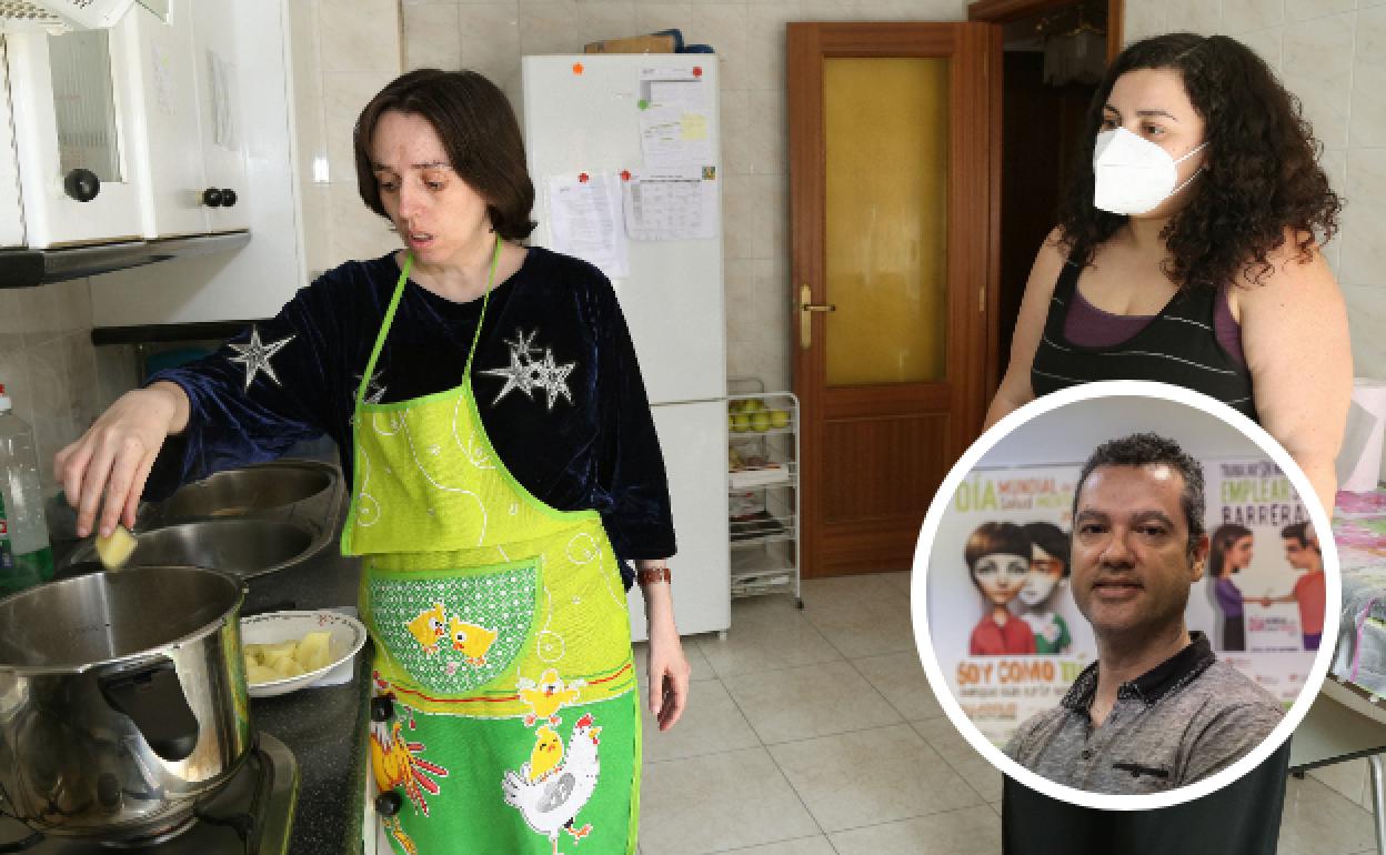 Un asistente personal y una usuaria de la Federación de Salud Mental preparan la comida en su casa. En la miniatura, Ángel Lozano, gerente de la Federación de Salud Mental de Castilla y León. 