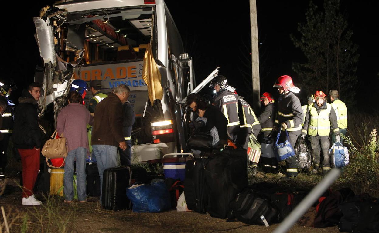 Tres muertos al colisionar dos autobuses en la A-62 en Torquemada, Palencia, en 2014.