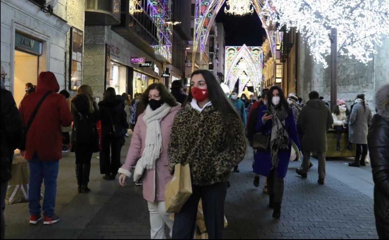 Transeúntes con mascarilla en la Calle Santiago de Valladolid. 