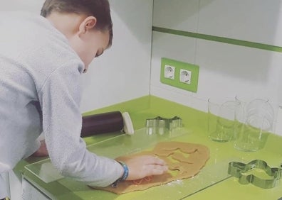 Imagen secundaria 1 - Diferentes momentos de la elaboración de las galletas de jengibre