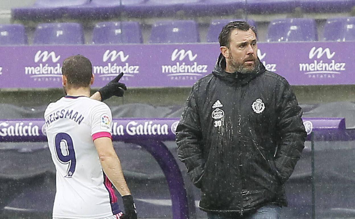 Shon Weissman se retira del campo ante Sergio González en el Real Valladolid-Alavés de la séptima jornada.