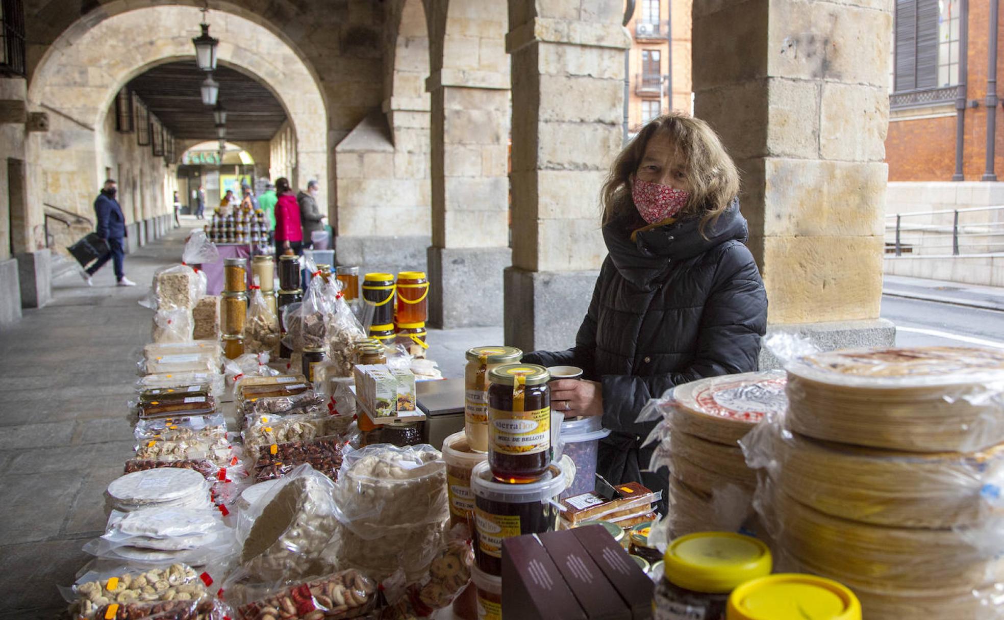 Las turroneras de La Alberca, colocadas en sus puestos de los soportales de San Antonio. 