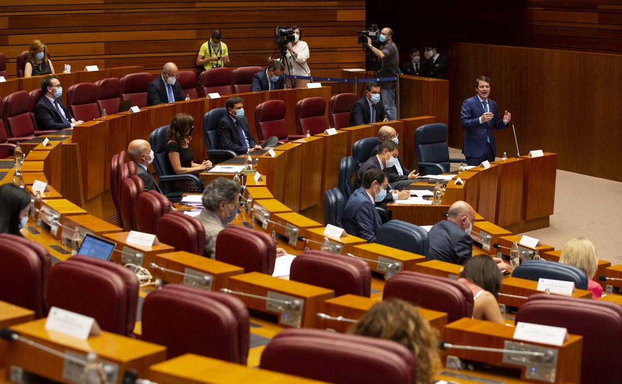 Una intervención de Mañueco en el Pleno de las Cortes. 