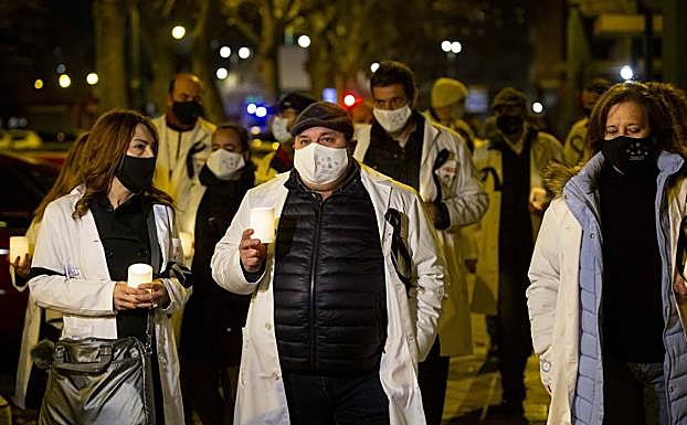 Marcha silenciosa y simbólica con velas a modo de duelo por el sector ante las puertas de la Consejería de Sanidad en Valladolid.