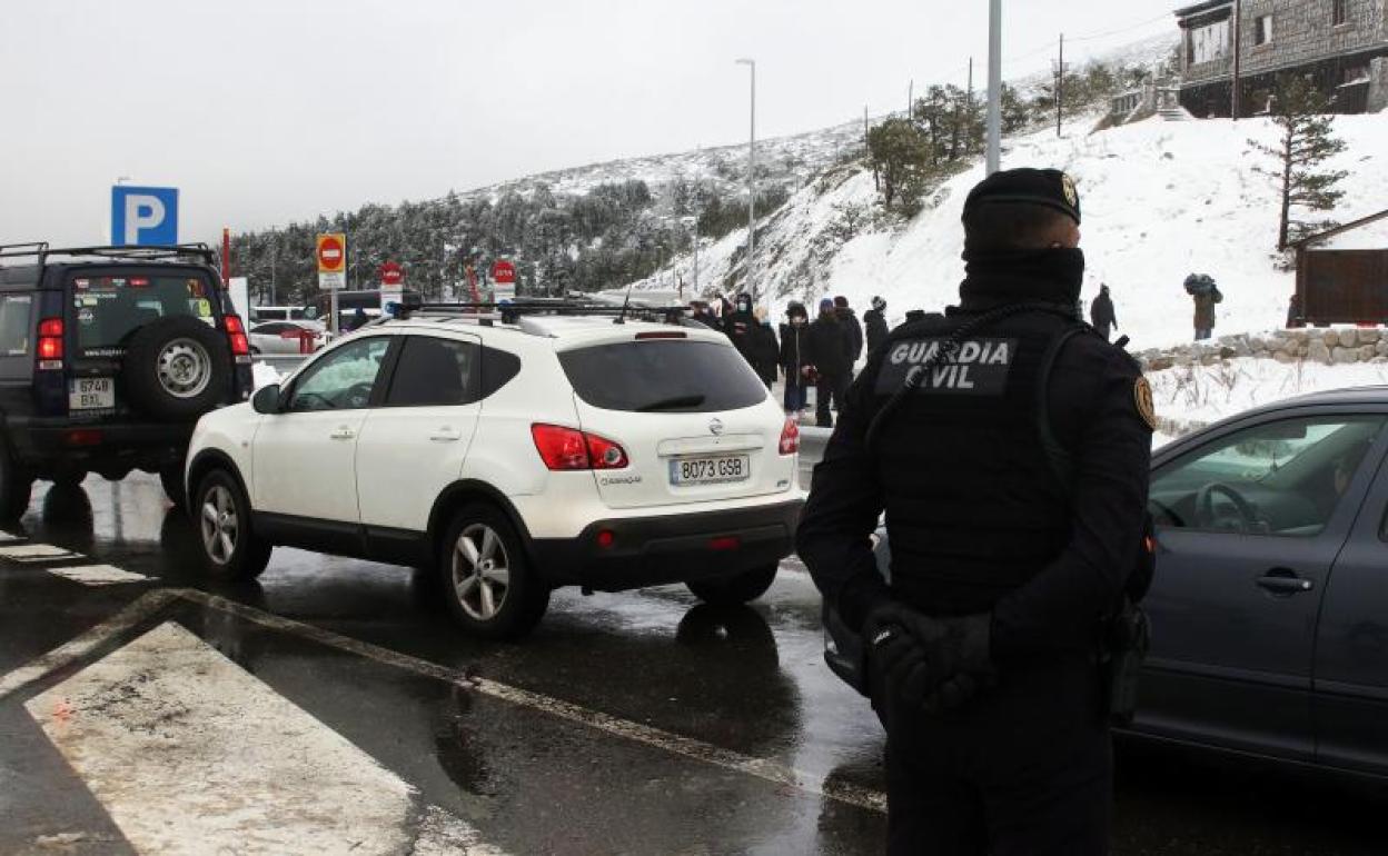 Controles en Navacerrada, en el límite entre Segovia y Madrid, el pasado fin de semana.