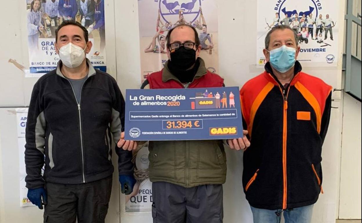 Entrega del cheque a representantes del Banco de Alimentos.