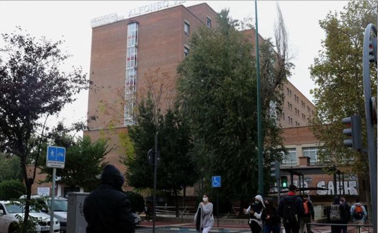 Exterior de la residencia Alfonso VIII el día que se confirmó el brote. 