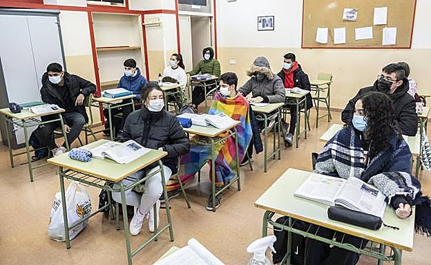 Alumnos del instituto Arca Real, con abirgos y mantas para protegerse del frío en clase. 