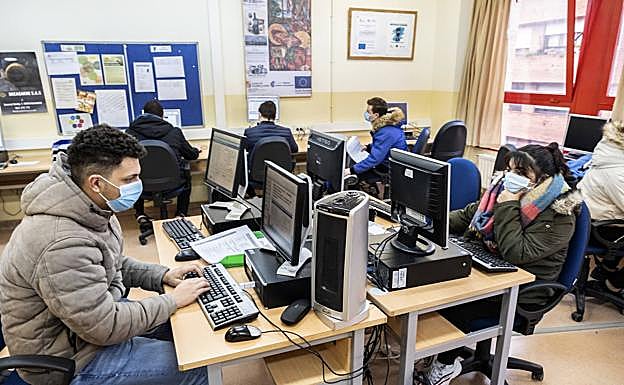Alumnos, con el abrigo puesto y las ventanas abiertas en clase de informática en el IES Arca Real. 