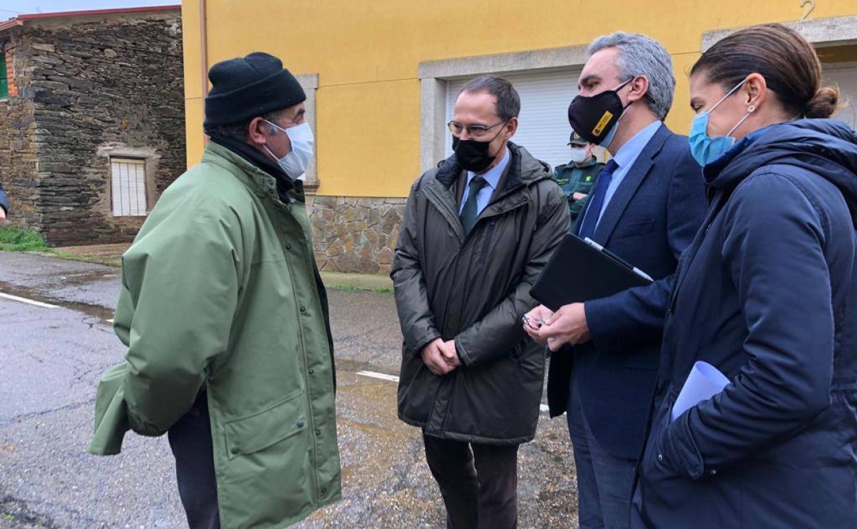 El delegado del Gobierno en Castilla y León, Javier Izquierdo, y la delegada de la Junta en Zamora, Clara San Damián, en su visita a las obras de emergencia en las zonas afectadas por el grave incendio forestal.