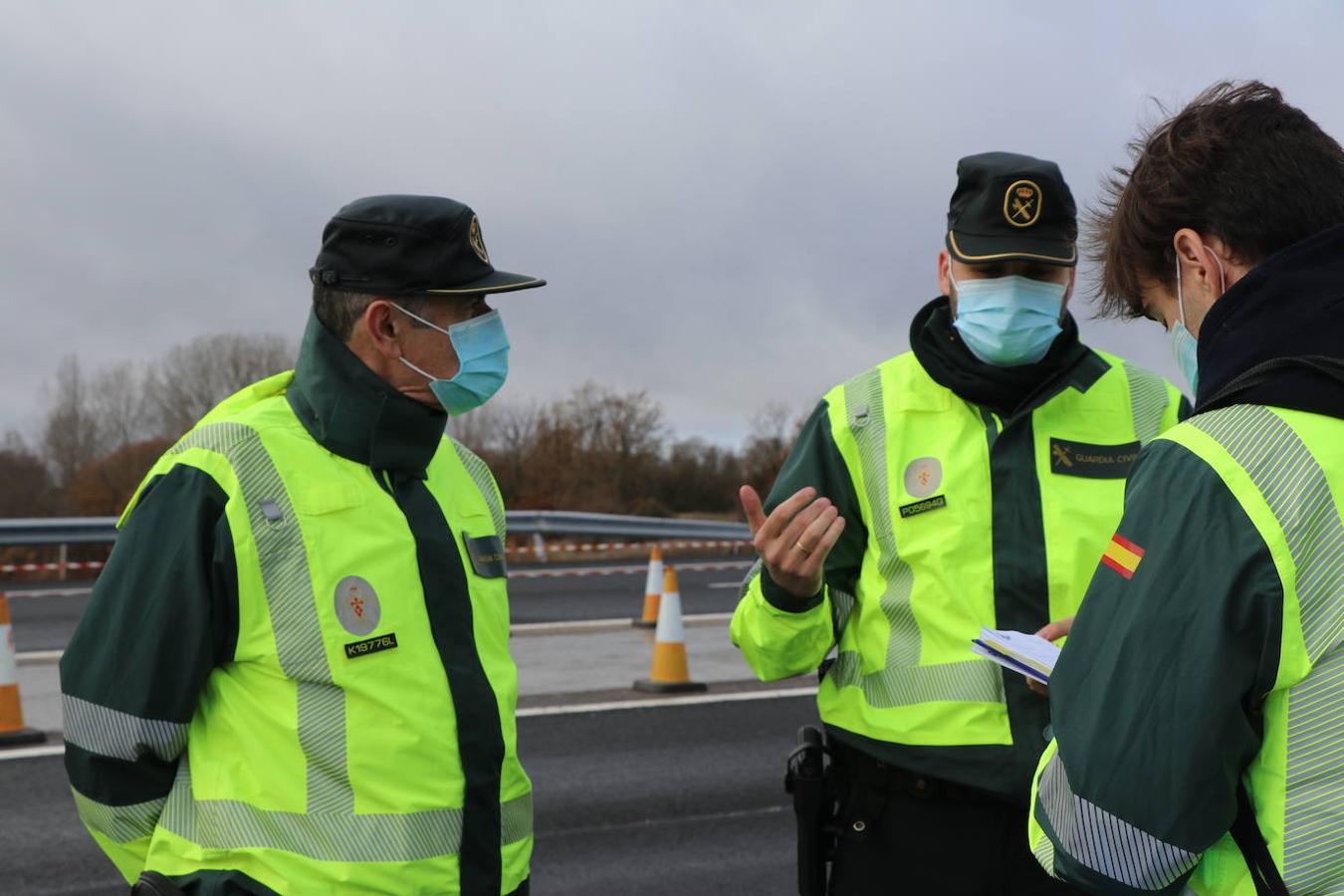 Ángel y Diego Fernández en una de las prácticas que realiza la Guardia Civil de Tráfico en la AP-66.