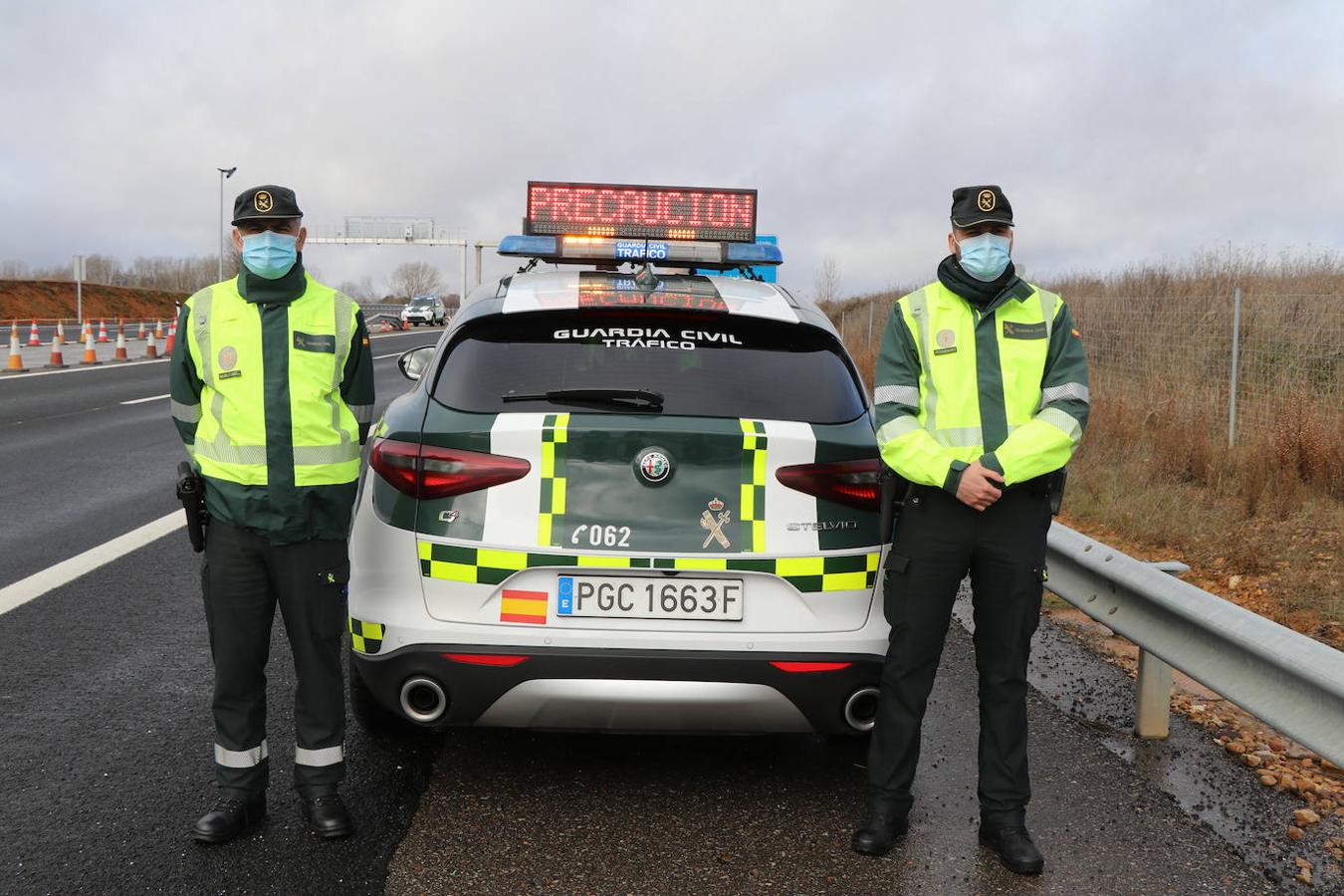 Ángel y Diego Fernández en una de las prácticas que realiza la Guardia Civil de Tráfico en la AP-66.