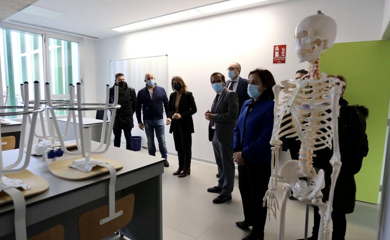 Rocío Lucas visita el nuevo instituto de La Cistérniga. 