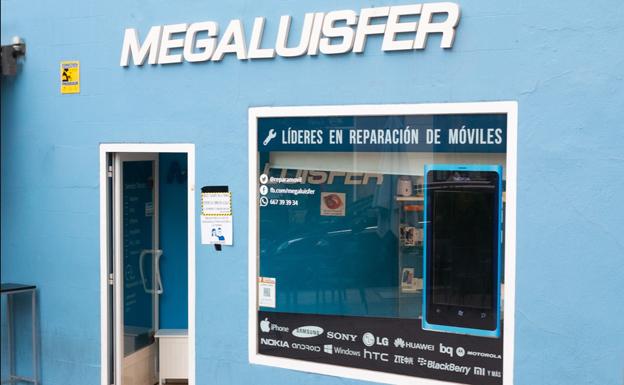 Fachada de Megaluisfer, en la calle Angustias, 13. 
