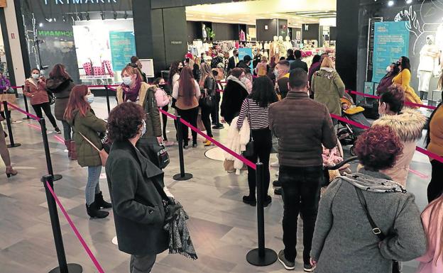 Colas para entrar a la tienda de Primark, ayer por la tarde, en el centro comercial Río Shopping. 