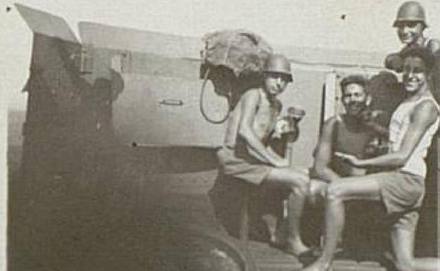 Miguel Delibes, con compañeros de armas en la Marina en el crucero 'Canarias' en el año 1938, en plena Guerra Civil.