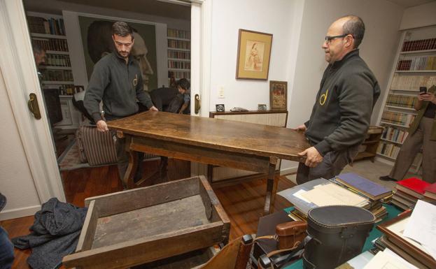 Dos operarios de una empresa de mudanzas durante el traslado del escritorio de Delibes a la gran exposición de Madrid con motivo de su centenario, donde ocupó un lugar destacado.