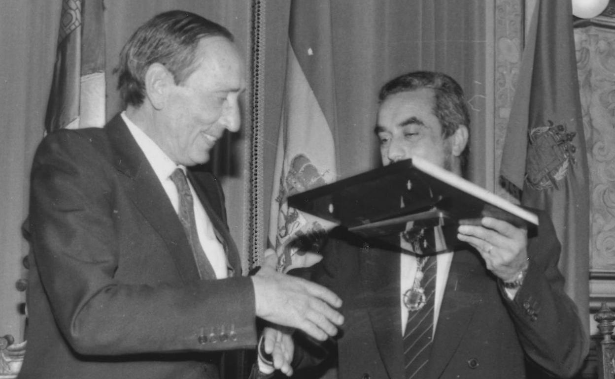 Delibes recibe del entonces alcalde Tomás Rodríguez Bolaños la placa conmemorativa del título de Hijo Predilecto de Valladolid el 6 de septiembre de 1986.