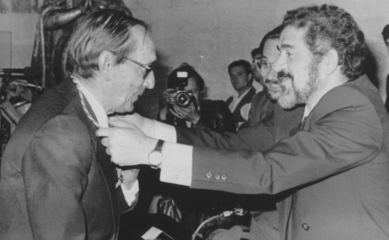 Delibes recibe el Premio Castilla y León de las Letras en 1985 de manos del entonces presidente de la Junta, Demetrio Madrid.