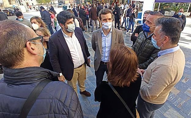 El líder del Ejecutivo regional, Fernando López Miras, y el presidente del Partido Popular, Pablo Casado, este sábado, en Murcia 